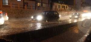 El tr&aacute;nsito vehicular se congestion&oacute; durante la lluvia del lunes pasado en calles del centro de Guayaquil, la v&iacute;a a Daule y la v&iacute;a Perimetral. 