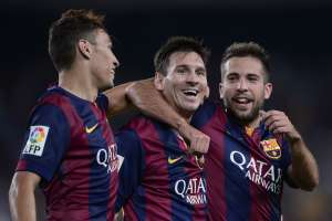 Lionel Messi (c.) celebra uno de sus goles junto a Munir El Haddadi (i.) y Jordi Alba. Foto: AFP