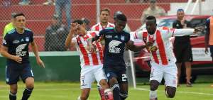El volante de Emelec, Romario Caicedo (c) trata de escapar de la marca de dos defensores de T&eacute;cnico Universitario, ayer en el estadio Bellavista. 