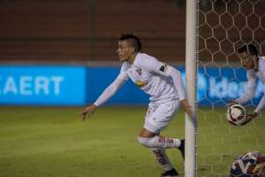 Jonathan Alvez festeja el primero, de los dos goles, que le convirti&oacute; al Deportivo Quito. Foto: Fernando Sandoval / El Tel&eacute;grafo
