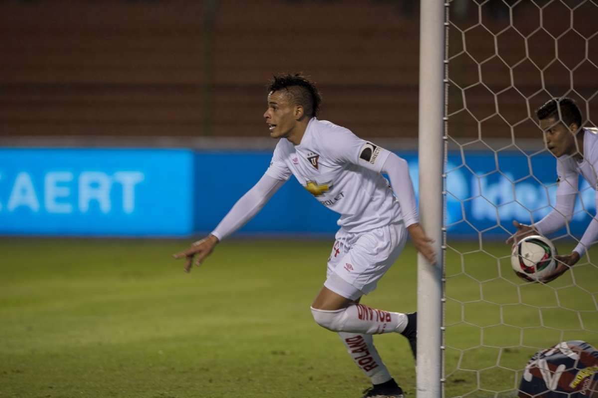 Jonathan Alvez festeja el primero, de los dos goles, que le convirti&oacute; al Deportivo Quito. Foto: Fernando Sandoval / El Tel&eacute;grafo