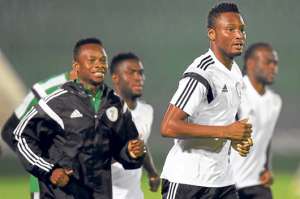 El mediocampista nigeriano John Obi Mikel (derecha) comanda un entrenamiento en Campinas, Sao Paulo. Foto: AFP.