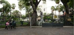 El parque Seminario estuvo cerrado cerca de una hora por guardias de seguridad que se encuentran afectados porque no han cancelado sus salarios.