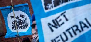 Decenas de activistas se reunieron en Washington antes de la audiencia en la Comisi&oacute;n Federal de Comunicaciones para pedir que la red sea neutral.