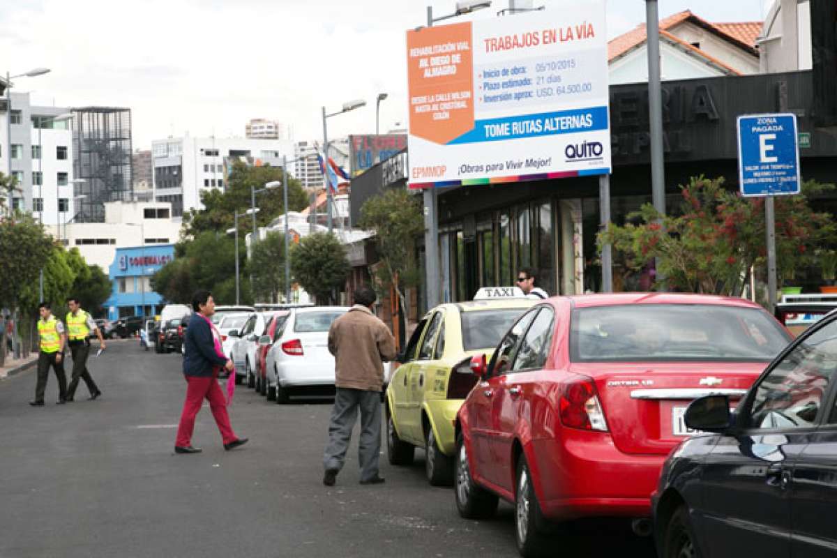 Abundan en las calles las vallas que publicitan obras peque&ntilde;as como repavimentaci&oacute;n de algunas cuadras. Foto: Mario Egas/El Tel&eacute;grafo