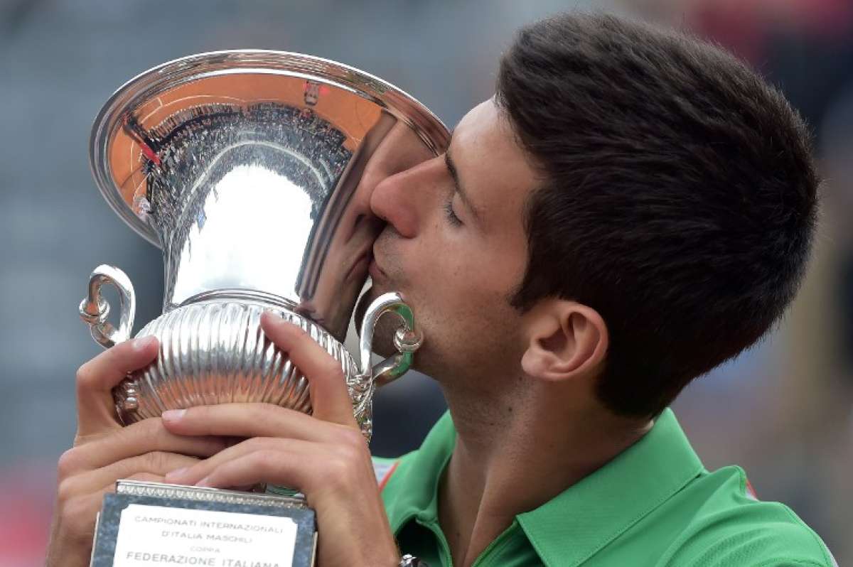 Nole celebra besando el trofeo tras la victoria ante Nadal. Foto: AFP