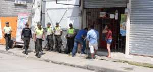 Miembros de la Polic&iacute;a resguardaron el lugar. A un costado, familiares consolaban a la esposa e hija del occiso.