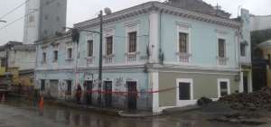 El colapso parcial de una vivienda restringe el tr&aacute;fico en Quito
