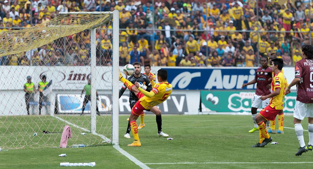 El capit&aacute;n de Aucas, Santiago Mallitasig (5), despeja un bal&oacute;n de la l&iacute;nea ante la mirada del golero Sebasti&aacute;n Bl&aacute;zquez durante el partido. Fotos: John Guevara/El Tel&eacute;grafo
