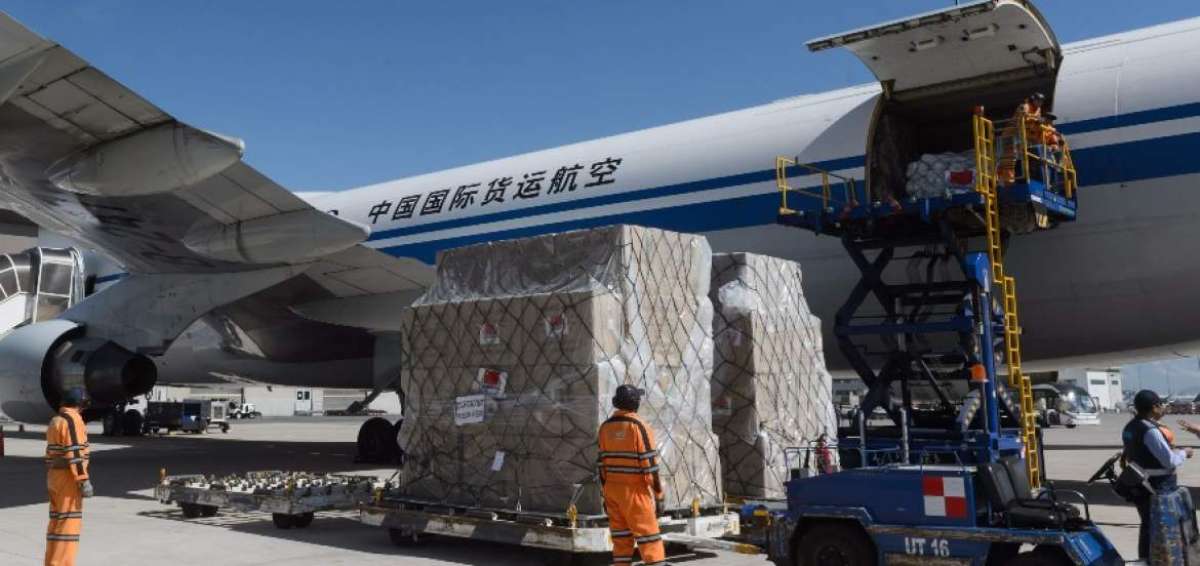 El arribo de la donaci&oacute;n se realiz&oacute; en un avi&oacute;n Boeing 747-400. Se trata de un avi&oacute;n comercial de fuselaje ancho apto para largos vuelos.