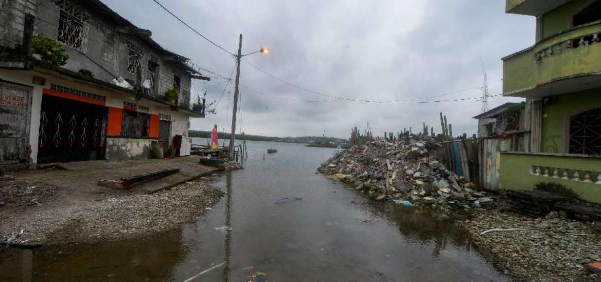 Muisne&ntilde;os se aferran  a la isla aunque persiste el riesgo de ser engullidos por el mar