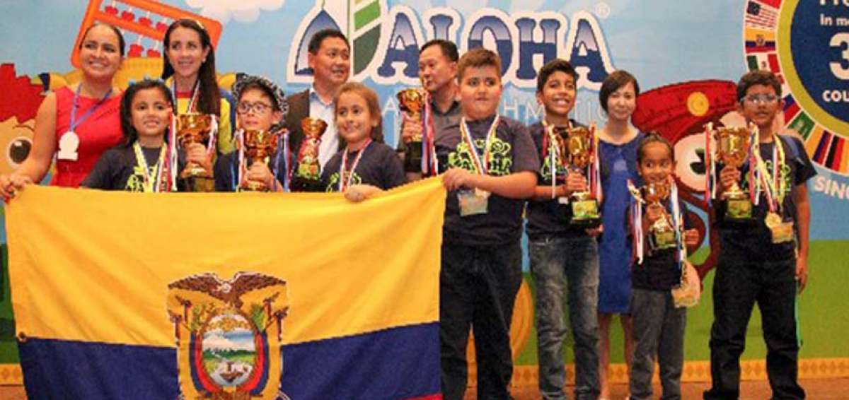 Los menores viajaron a Kuala Lumpur con sus familiares y fueron recibidos por la embajadora ecuatoriana, Laura Donoso. 