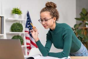 El programa permitirá que miles de jóvenes continúen su aprendizaje de inglés sin costos ni trámites adicionales.