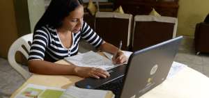 Sandra Sinchi, de 32 a&ntilde;os, se prepar&oacute; el fin de semana para rendir el examen. Ella es docente de la Unidad Educativa General Eloy Alfaro, en Dur&aacute;n.