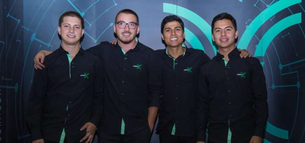 J&oacute;venes ecuatorianos crean cargador sin cables