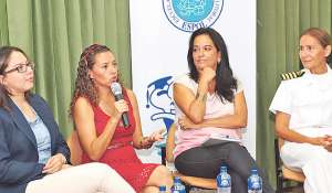 Las ingenieras Naval Priscila Salazar (izq.), Yesenia Calle, Mar&iacute;a Elena Mi&ntilde;o y Zoila Valencia abordaron sobre sus experiencias en la profesi&oacute;n. Cortes&iacute;a: ESPOL 