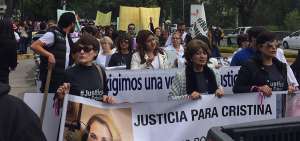 Cientos de cuencanos marcharon ayer por las calles de Cuenca en rechazo a la violencia en contra de la mujer. Los manifestantes pidieron mantenerse unidos.