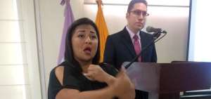 El intendente (e) de la Zonal 5-8, Hermes Campoverde, estuvo acompa&ntilde;ado de una traductora en se&ntilde;as mientras detallaba la rendici&oacute;n de cuentas 2016.