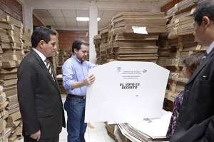 El vicepresidente del CNE, Pa&uacute;l Salazar, revis&oacute; ayer los equipos de conteo r&aacute;pido. Foto: Karly Torres