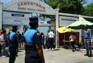 El administrador del cementerio Ángel María Canals, ubicado en el Suburbio de Guayaquil, fue removido de su cargo y denunciado ante la Fiscalía por supuesta corrupción.