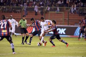 Luis Fernando Saritama (izq.) y Adri&aacute;n Vera (der.), de Deportivo Quito, marcan a Jos&eacute; Francisco Cevallos (blanco), en el duelo de anoche en Casa Blanca. Foto: Fernando Sandoval / El Tel&eacute;grafo