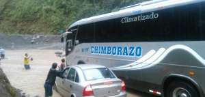 Varios veh&iacute;culos intentaron cruzar el r&iacute;o, pero la creciente lo impidi&oacute;.