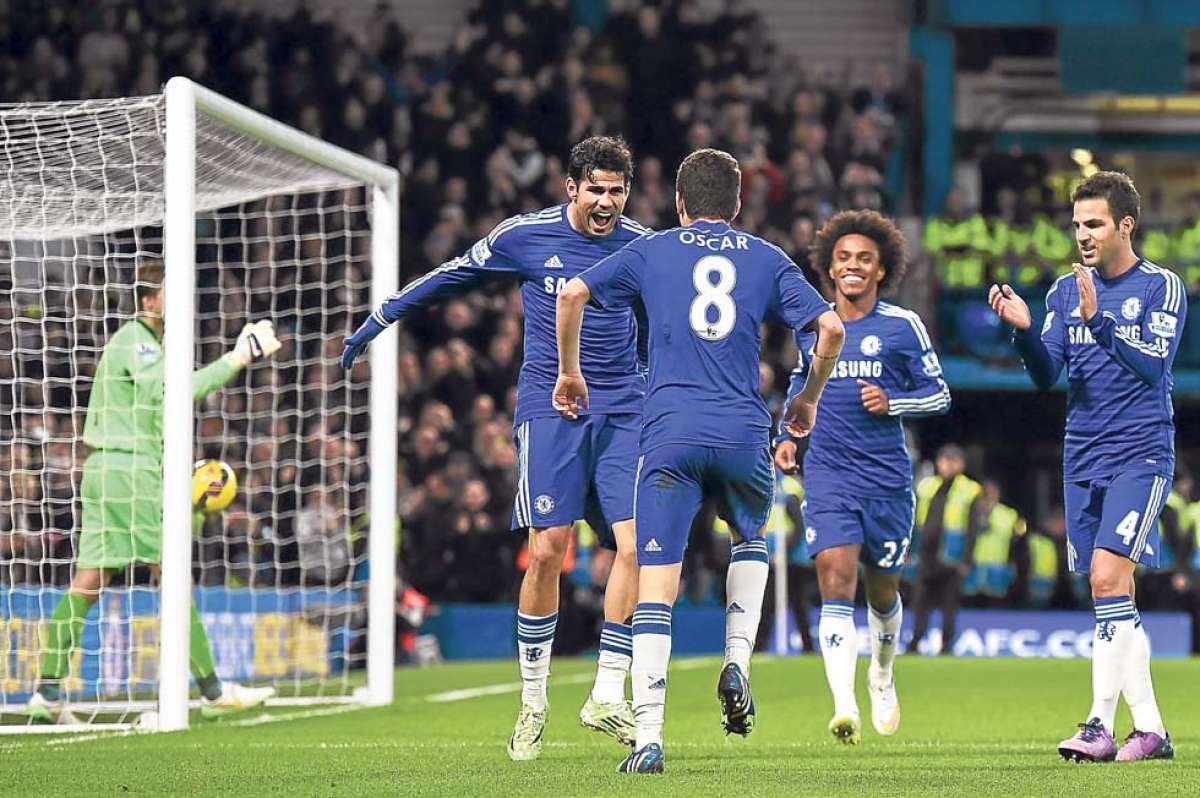 El delantero hispanobrasile&ntilde;o Diego Costa (c) celebra con sus compa&ntilde;eros el segundo tanto del partido. Foto: AFP