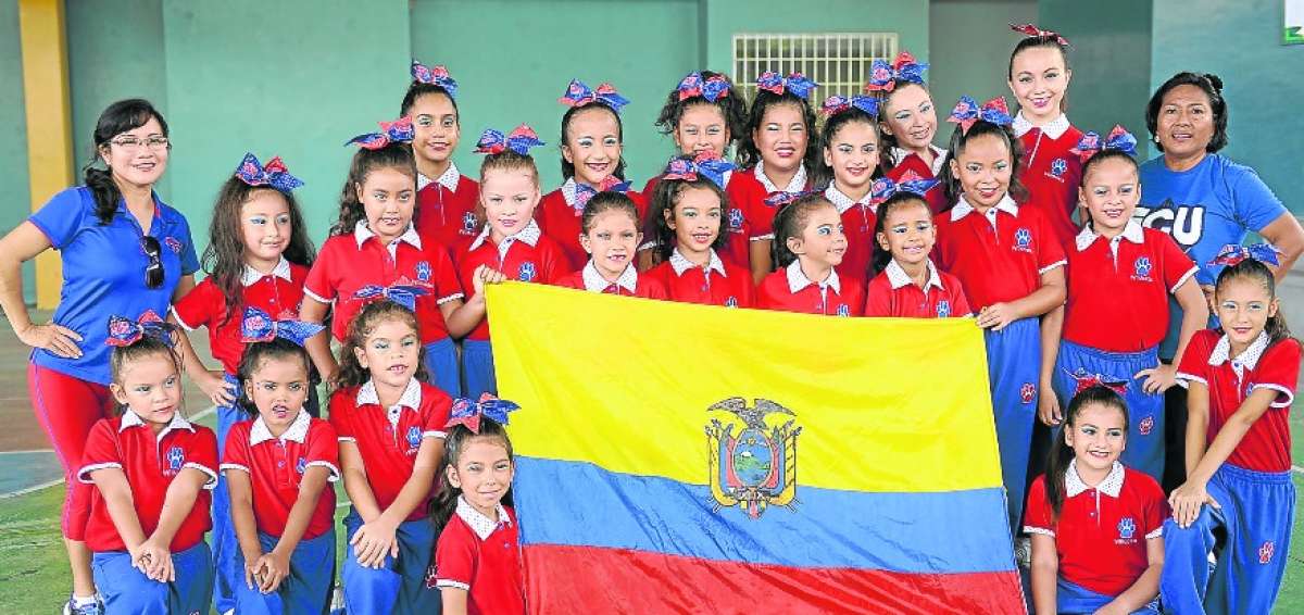 La delegaci&oacute;n posa en el patio del colegio junto a la Bandera Nacional que llevar&aacute;n a Estados Unidos 