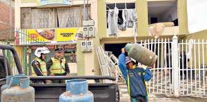 En Ingah&uacute;rco, la onda expansiva destruy&oacute; paredes, torci&oacute; puertas de hierro, da&ntilde;&oacute; carros y ventanas. Foto: Roberto Ch&aacute;vez / El Tel&eacute;grafo