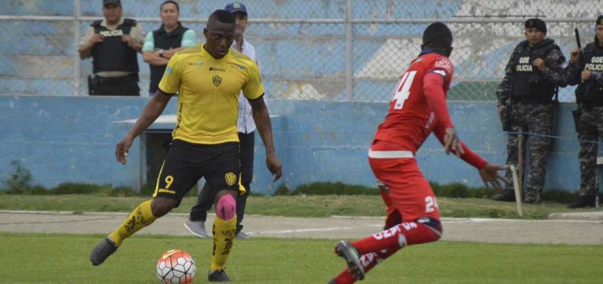 Armando Wila (izq.), autor del &uacute;nico tanto del encuentro, controla el bal&oacute;n ante la marca de un defensor de los &lsquo;puros criollos&rsquo;, la tarde de ayer en Machala.