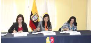 Las ministras del Frente Social firmaron el convenio.