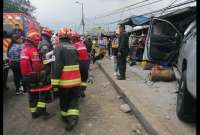 Una camioneta impactó contra un poste y una vivienda en Quito.