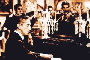 Sobre Agust&iacute;n Lara. Fue compositor e int&eacute;rprete de boleros. Estuvo casado con Mar&iacute;a F&eacute;lix. Foto: Cortes&iacute;a.