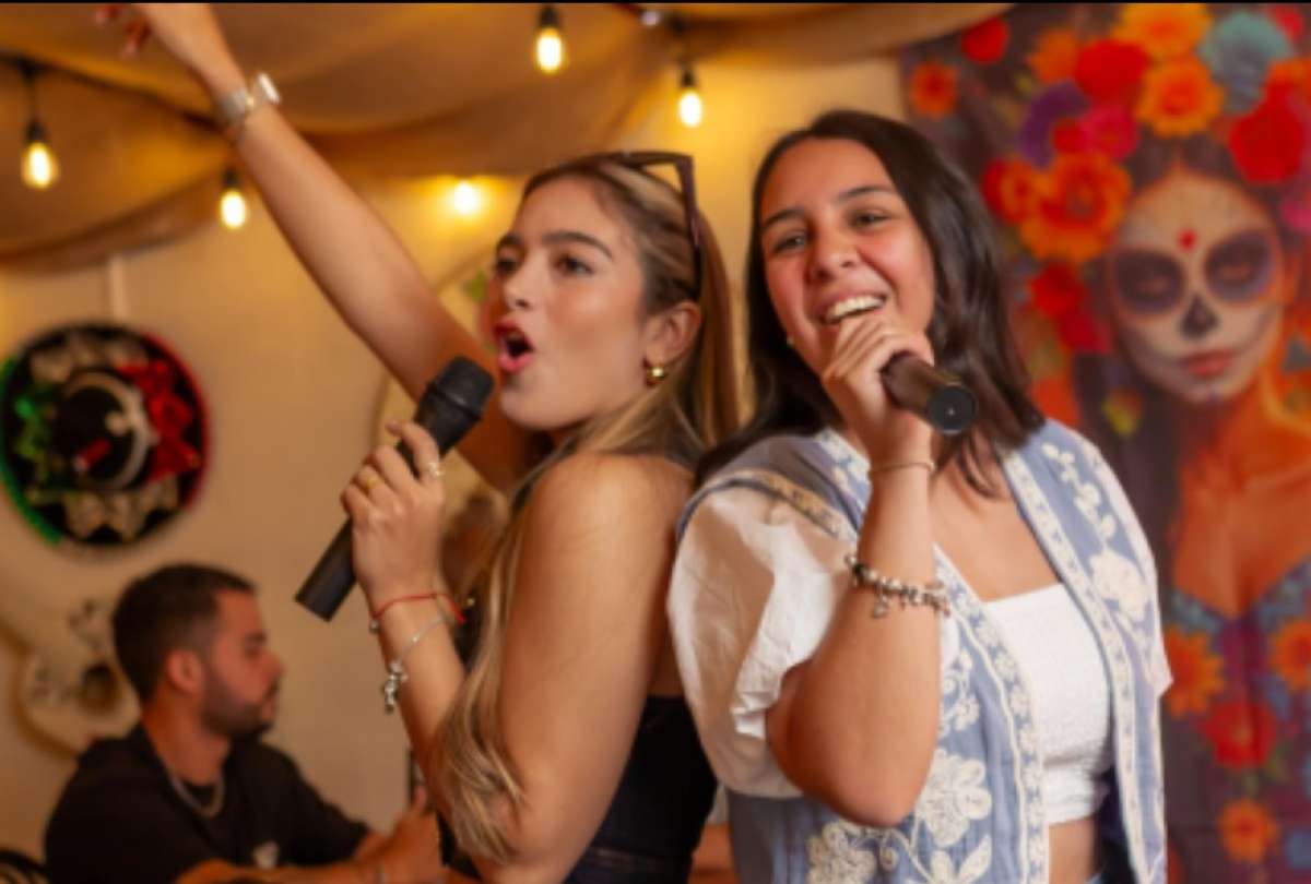 No todas las citas incluyen flores. Algunas incluyen rancheras de despecho, amigas abrazadas y luces bajas.