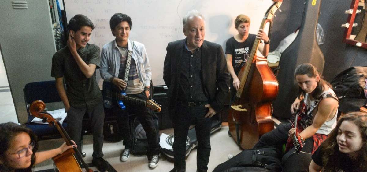 El bajista peruano &Oacute;scar Stagnaro, director acad&eacute;mico del proyecto Berklee Latino, imparti&oacute; clases a los alumnos ecuatorianos durante la semana pasada.