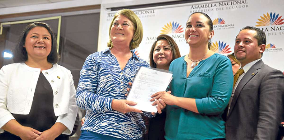 La presidenta de la Asamblea, Gabriela Rivadeneira, recibi&oacute; ayer el C&oacute;digo de Movilidad Humana. Foto: &Aacute;lvaro P&eacute;rez / El Tel&eacute;grafo