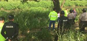 Entre los matorrales a un costado de la carretera fue hallado el cad&aacute;ver de la v&iacute;ctima.