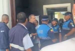 Andrés Roche abandonó el Municipio de Guayaquil tras lanzar insultos contra un funcionario.