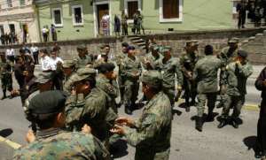 El 30 de septiembre de 2010, un grupo de militares se concentr&oacute; en las afueras del Ministerio de Defensa. Foto: Archivo / EL TEL&Eacute;GRAFO