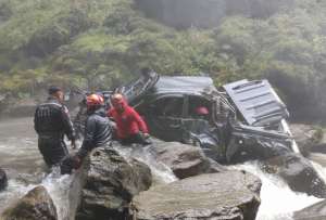 El auto cayó al río y murió la conductora