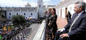 Cientos de ciudadanos llegaron a la Plaza de la Independencia para expresar su apoyo a la consulta popular. 