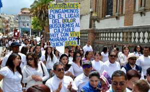 Cientos de personas marcharon por las calles de Azogues por la paz y la justicia. Foto: Cortes&iacute;a