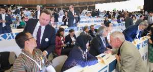 Las autoridades locales conversan antes de la instalaci&oacute;n de la asamblea mundial.