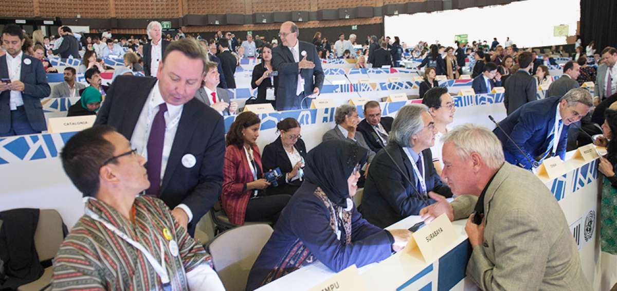 Las autoridades locales conversan antes de la instalaci&oacute;n de la asamblea mundial.