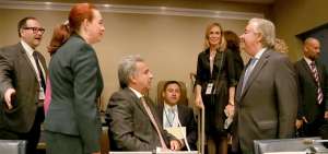 El gobernante ecuatoriano y la canciller Mar&iacute;a Fernanda Espinosa dialogan con el secretario de la ONU, Antonio Guterres, durante el foro sobre el G-77+China.
