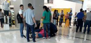 Un doctor auxili&oacute; a la mujer en uno de los corredores del centro comercial.