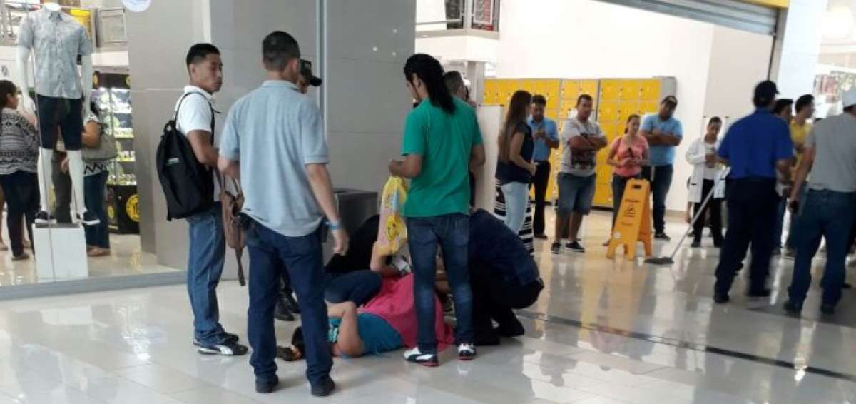 Un doctor auxili&oacute; a la mujer en uno de los corredores del centro comercial.