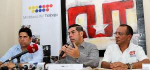 El ministro Ra&uacute;l Clemente Ledesma recogi&oacute; los aportes de la dirigencia de la CUT en Guayaquil.