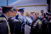 La generala Laura Richardson (der.) arribó al país este lunes 12 de septiemnbre.