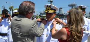 El ministro de Defensa, Ricardo Pati&ntilde;o, coloca las palas al nuevo vicealmirante, Carlos Albuja, durante la ceremonia solemne.